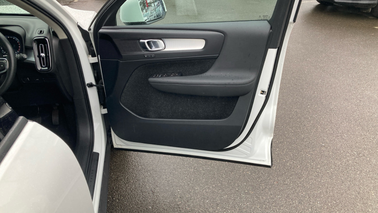 Volvo Xc40 2.0 T4 Momentum Pro 5dr AWD Geartronic Petrol Estate